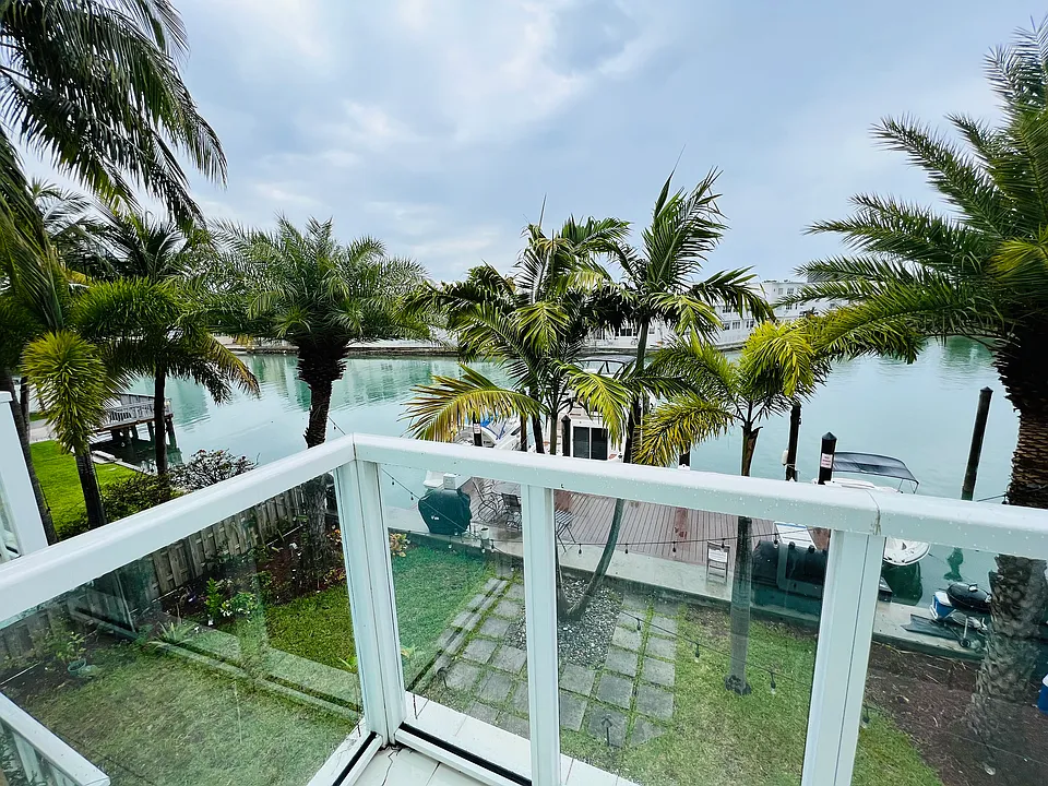 6893 Bay Dr