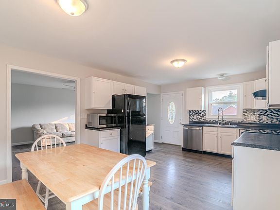 5th image of 111 Hotchkiss St
