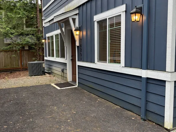 7420 SE 27th St #A, Mercer Island, WA 98040