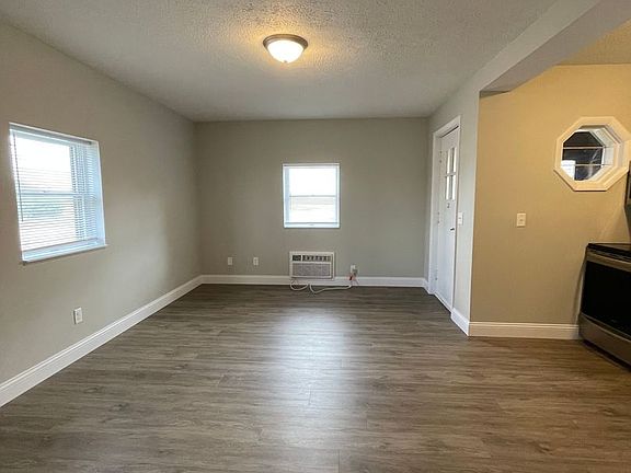 3rd image of 815 W Columbia St #1