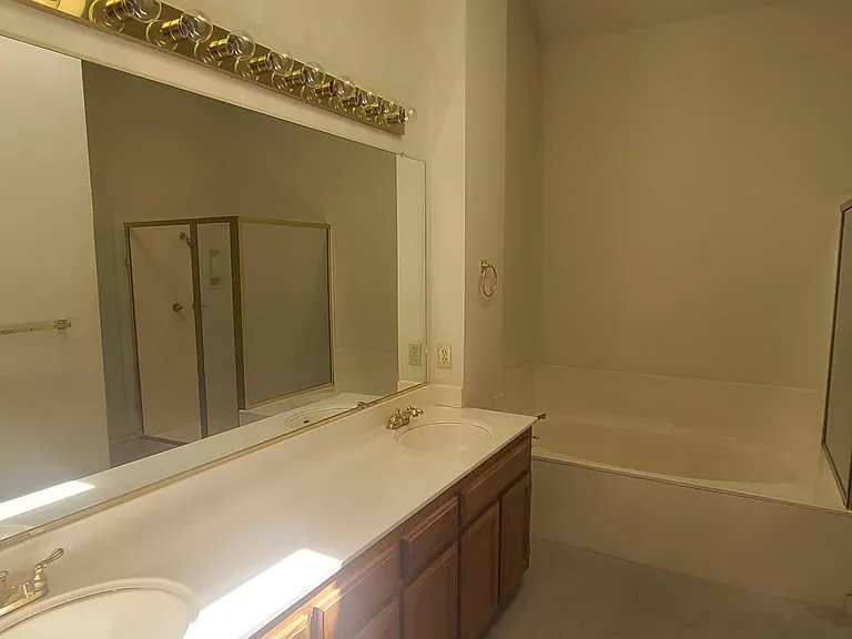 211 Kingswood Ct — Photo 18