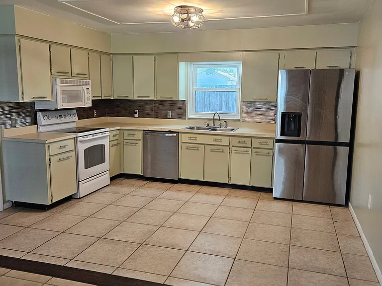 11127 Stafford Ln — Photo 3