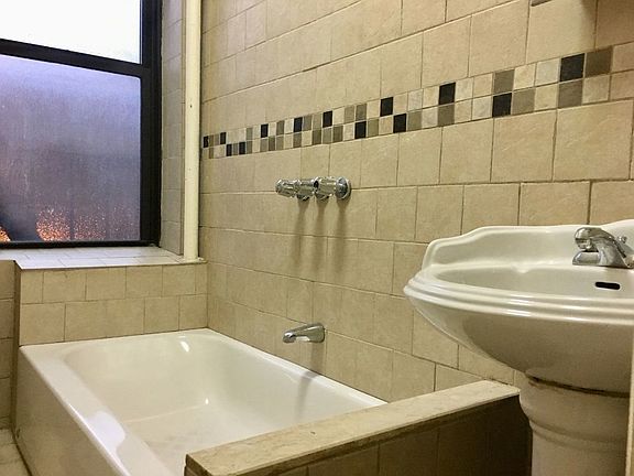 5th image of 322 Rockaway Pkwy #33