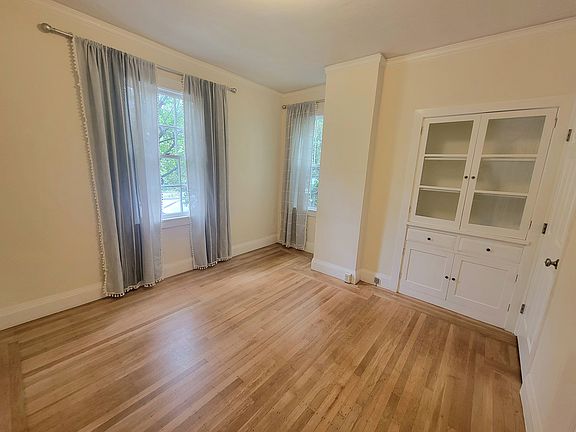 4th image of 2418 Russell St