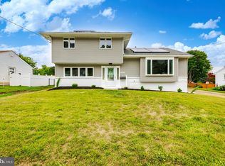 2404 Plantation Dr, Glendora, NJ 08029