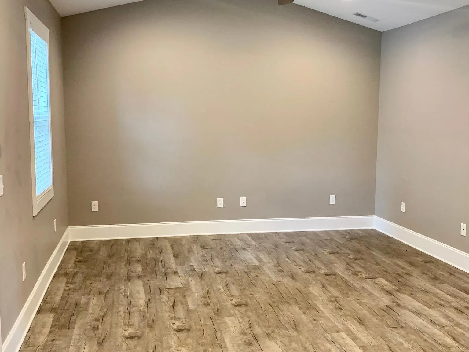 141 Peachtree Ln — Photo 3