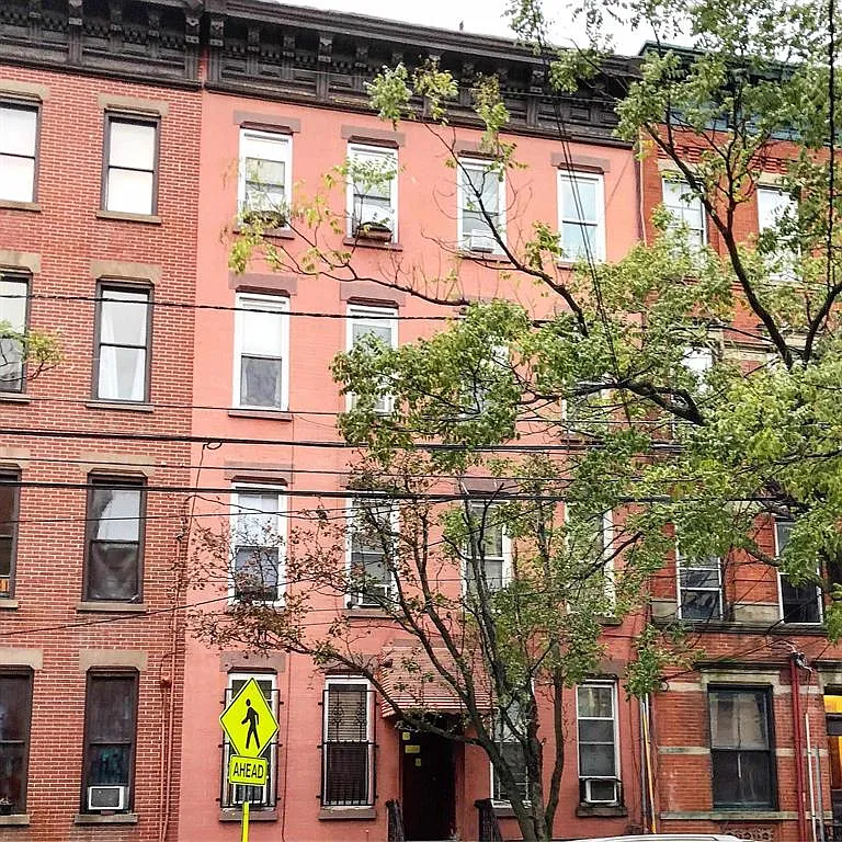 2 bed, 700 sqft, $2,100 — Photo 1