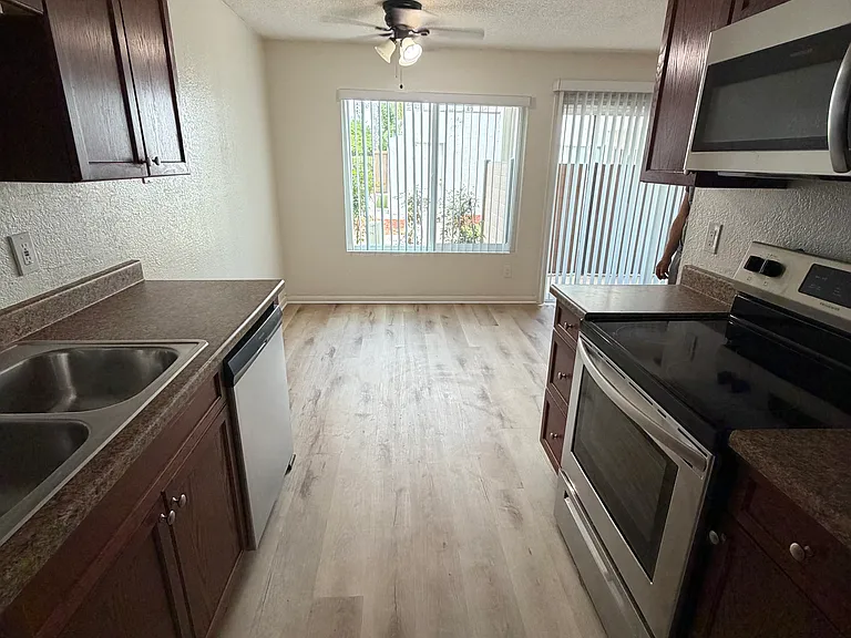 1905 E Grand Ave — Photo 10
