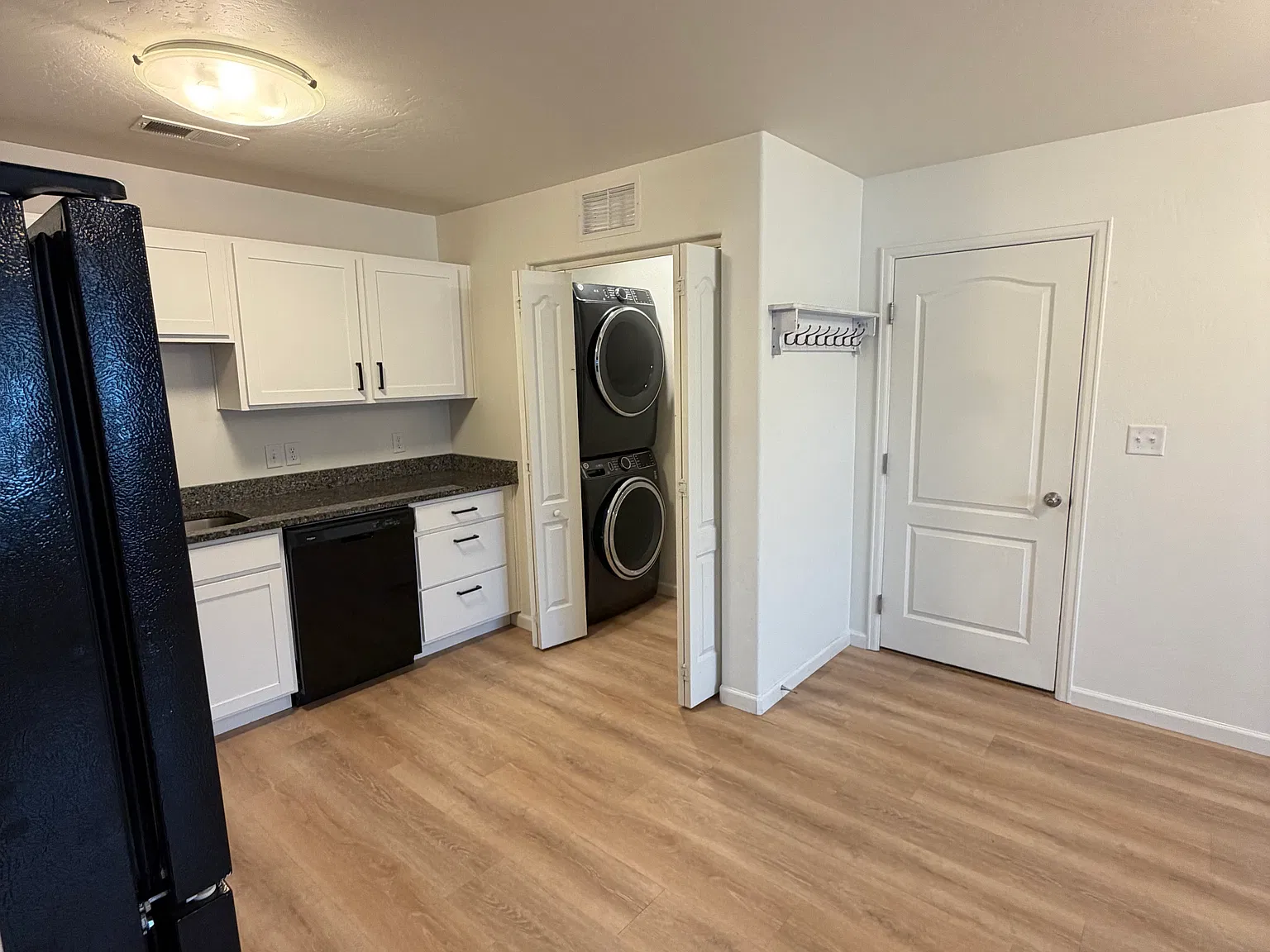 3 bed, 1135 sqft, $2,100 — Photo 4