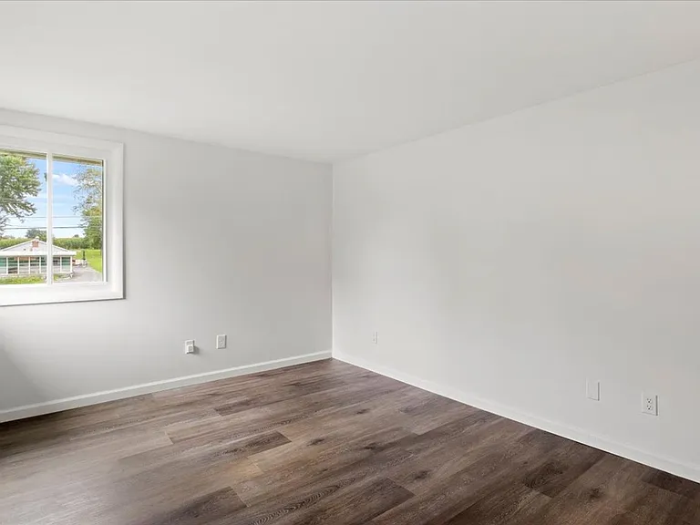 Burke Crest Apartments — Photo 21