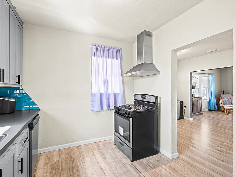 435 W Lynn St — Photo 12