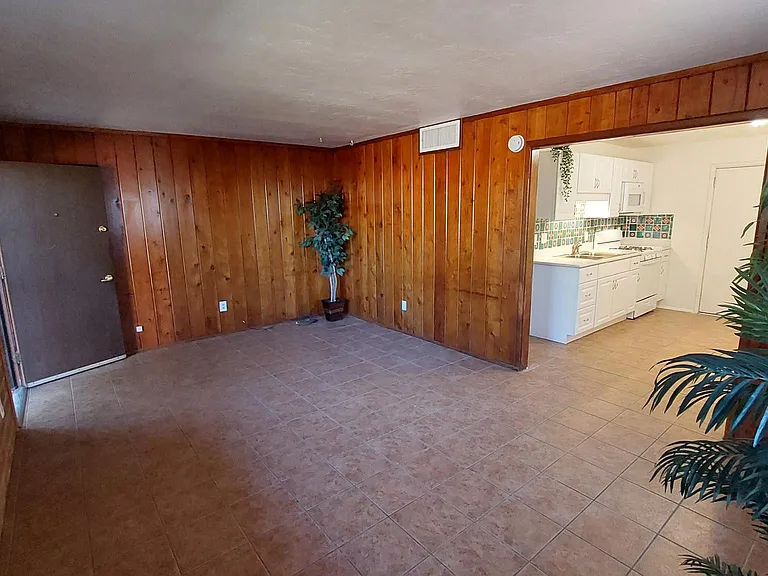 E Blacklidge Dr — Photo 9