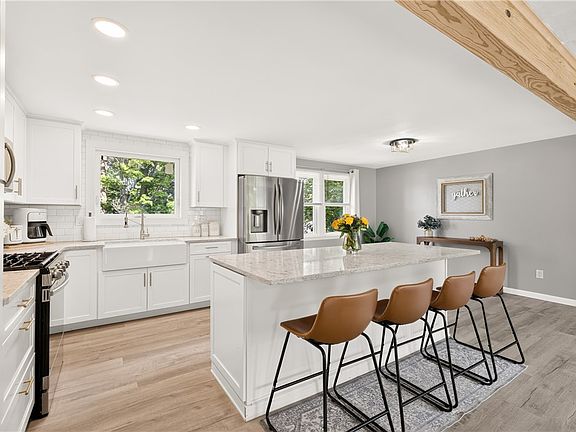 4th image of 18 Aldrich Dr