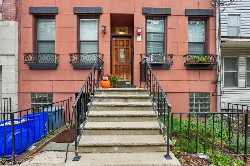 114 Monroe St — Photo 2