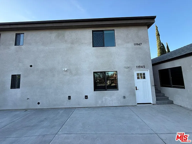 11947 Victory Blvd — Photo 15