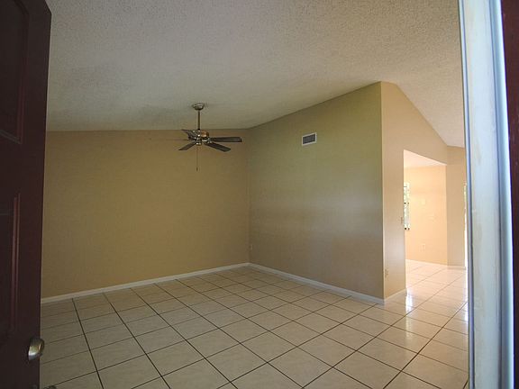 3rd image of 5910 York Ln