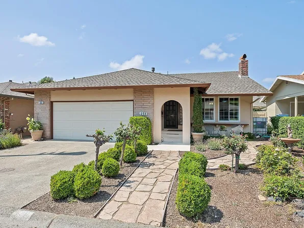 233 Orangewood Drive, Healdsburg, CA 95448