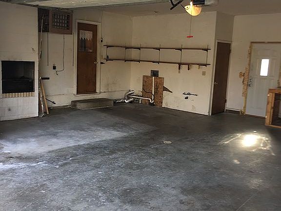 5th image of 1005 Douglas Dr