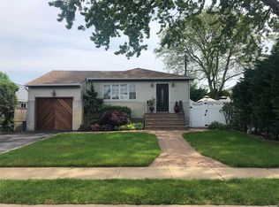 2511 Neptune Ave, Seaford, NY 11783