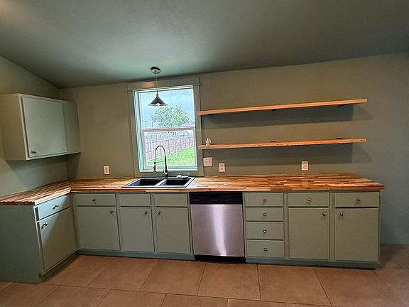 5th image of 1014 Iris St
