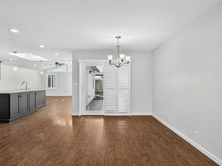 899 Ebbets Dr — Photo 5