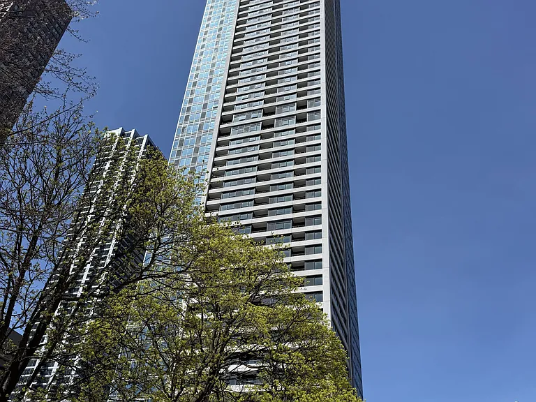 609 Sherbourne St — Photo 1
