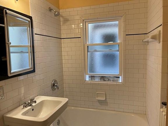 4th image of 4428 N Oakland Ave #6