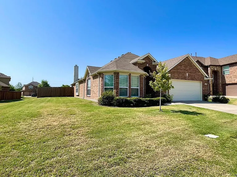 918 Witherby Ln — Photo 2