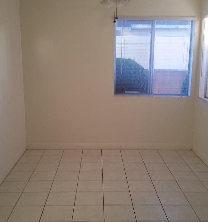 Tiled eat in kitchen