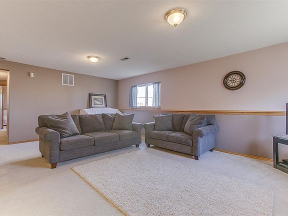 3rd image of 988 E Forest Ct