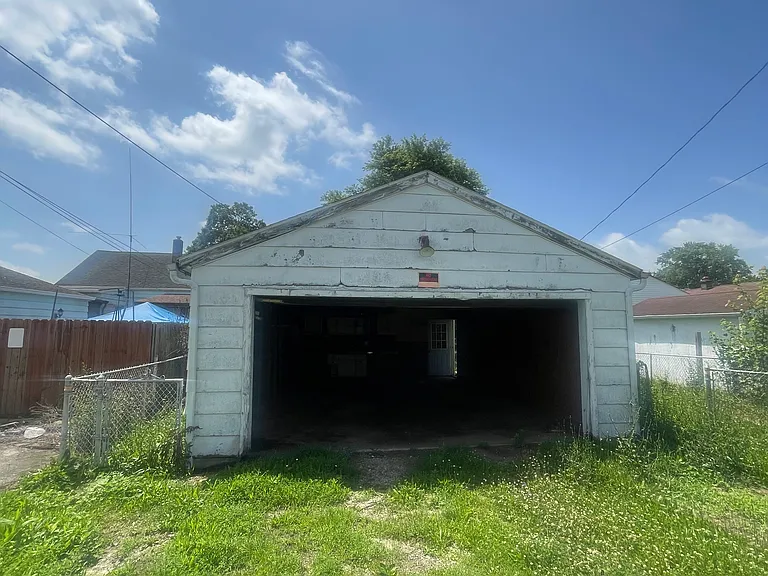 Garage (outside view)