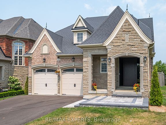 3rd image of 12 Valley Point Cres