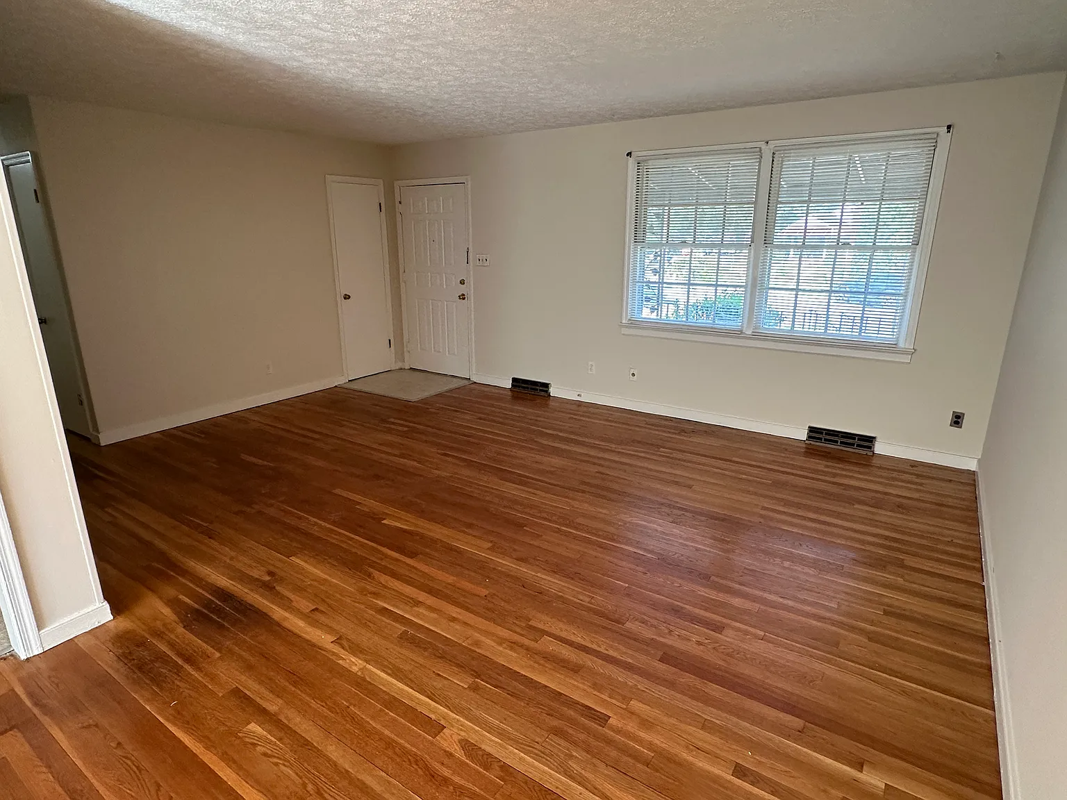 3 bed, 1350 sqft, $2,000 — Photo 4