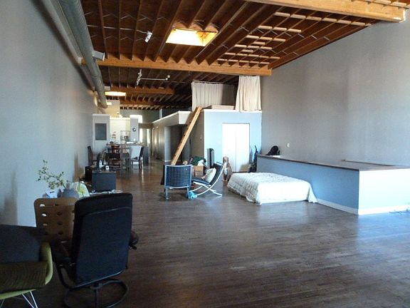 3rd image of 1320 N Milwaukee Ave