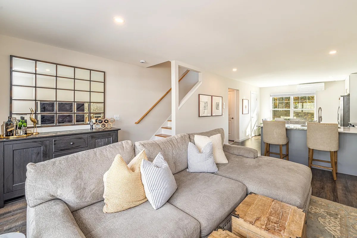 Building Photo - 94 N Bridebrook Rd #207