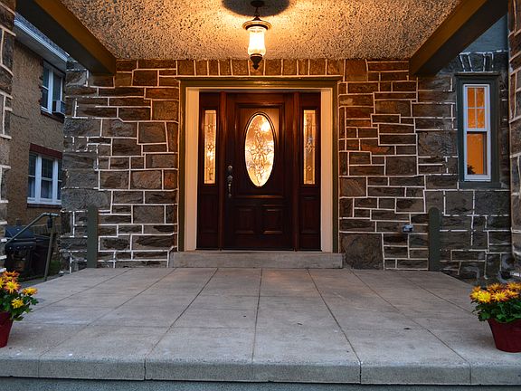 3rd image of 610 E Allens Ln