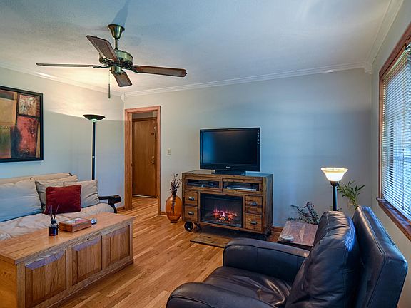 4th image of 2752 Birchwood Way SW