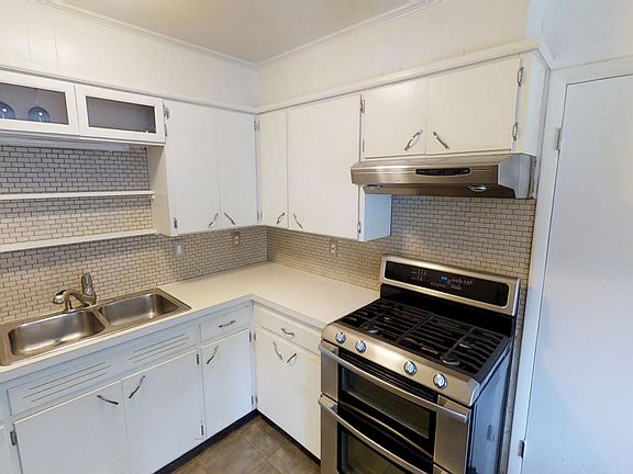 3rd image of 8002 Mercier St