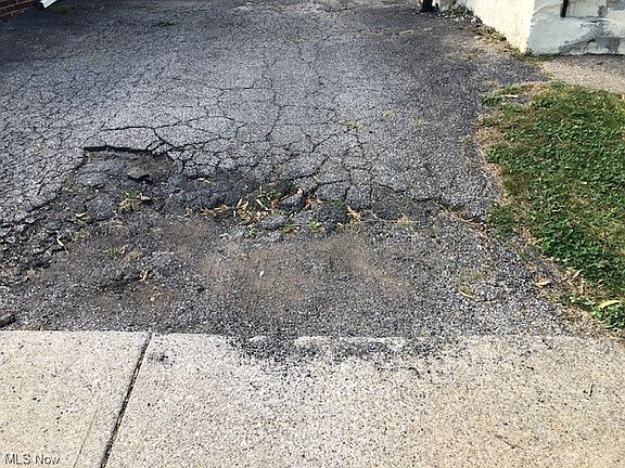 4th image of 16220 Grovewood Ave