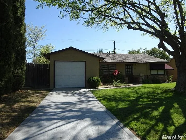 928 Amberwood Rd photo 1