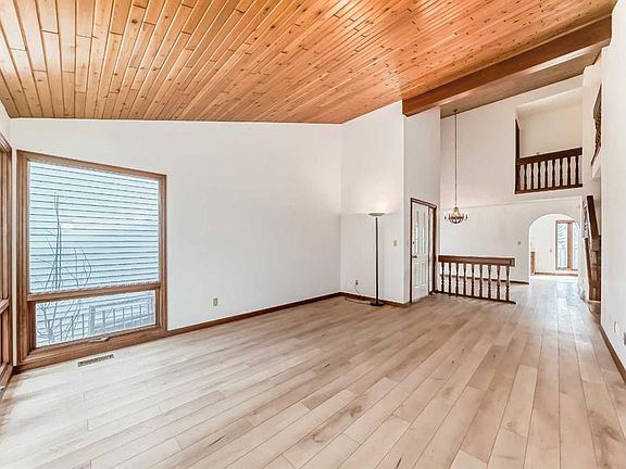 4th image of 744 E Strathcona Dr SW