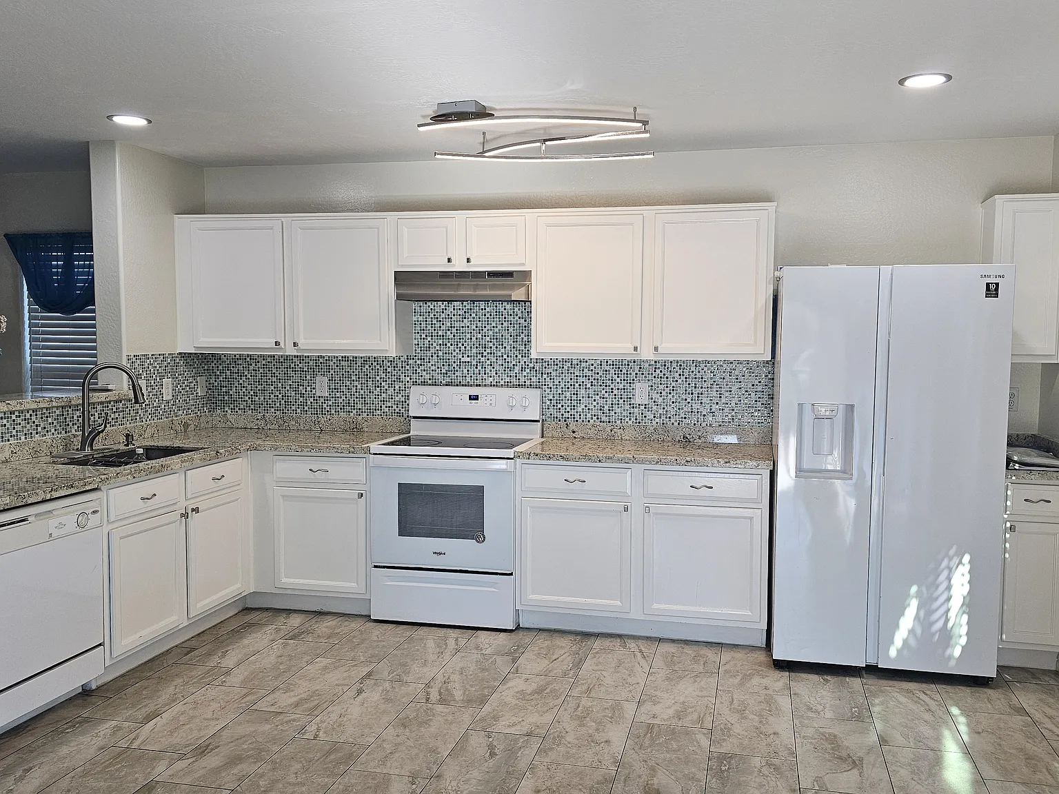 1517 N 79th Ln — Photo 3