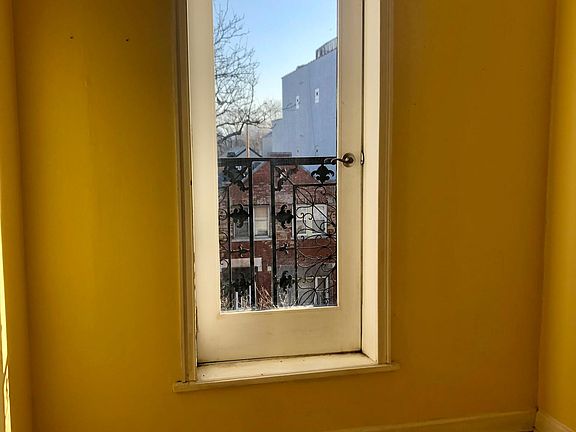 5th image of 914 N Damen Ave #3