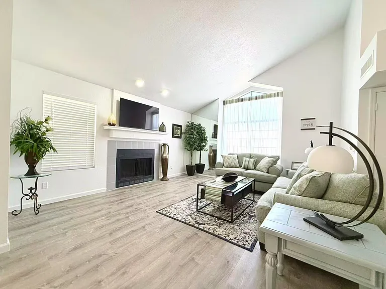10483 N Autumn Hill Ln — Photo 3