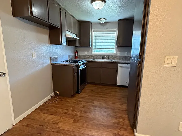 1279 Stanford Dr — Photo 3