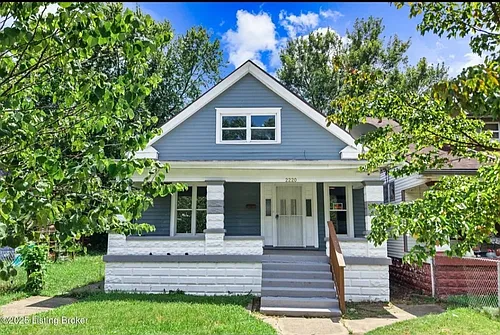 2220 W Oak St Photo 1