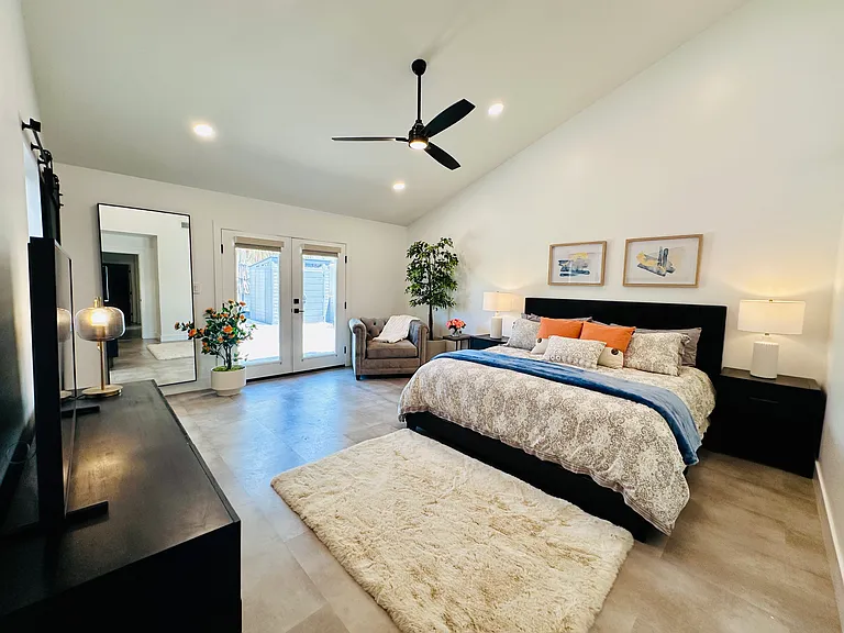 Prime Suite- Master bedroom :
Luxurious King bed, sitting area, TV, spacious walk-in closet