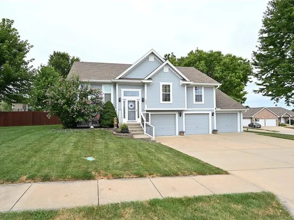 1404 NE 196th St, Smithville, MO 64089