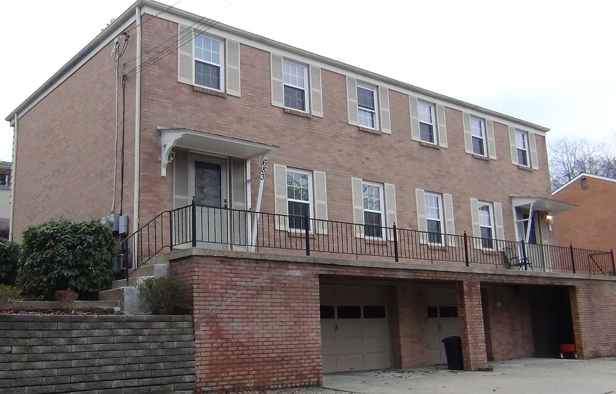 3 bed, 1.5 bath, 1389 sqft, $1,900 — Photo 1