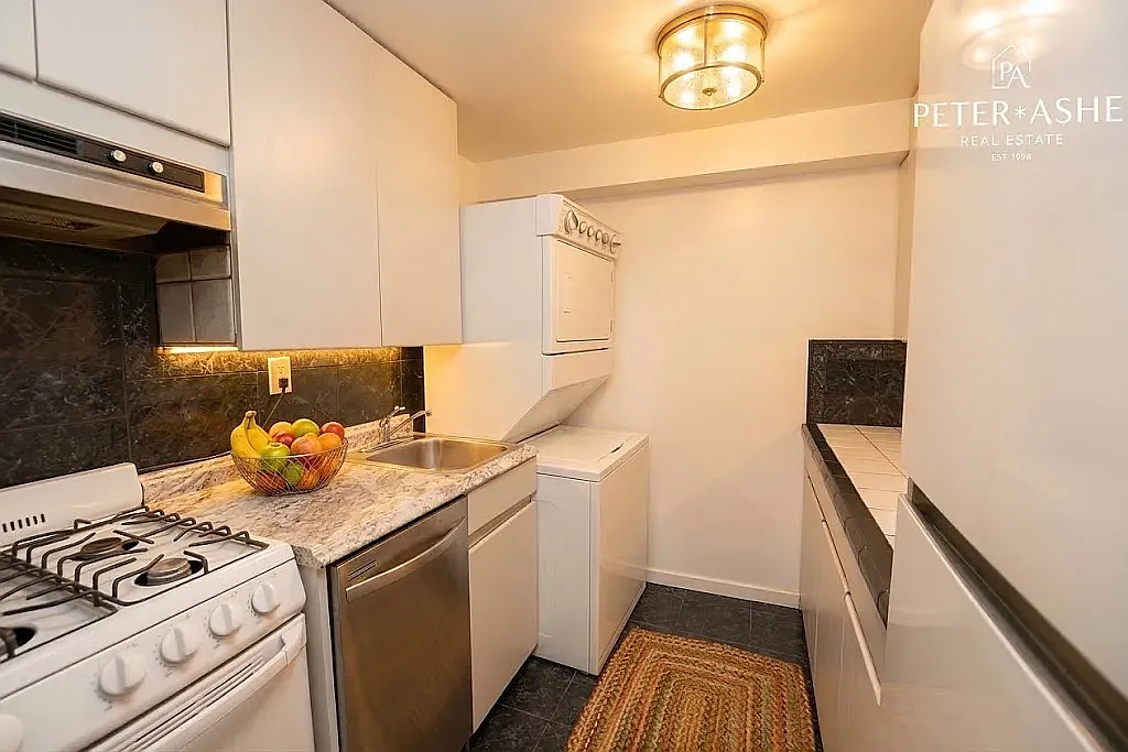 151 East 62nd Street — Photo 2